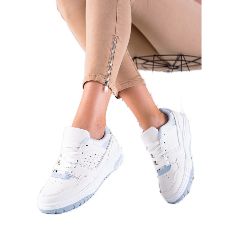 DK Tênis esportivos na plataforma azul