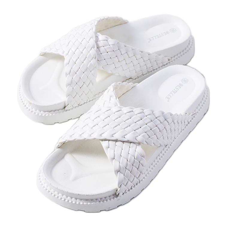 Chinelos brancos na plataforma Bierings