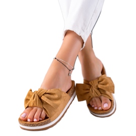 Marquiz Chinelos na plataforma com um laço marrom