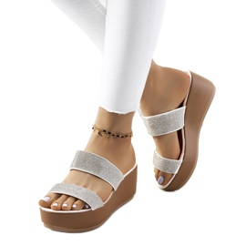 Chinelos brancos na plataforma Marlien