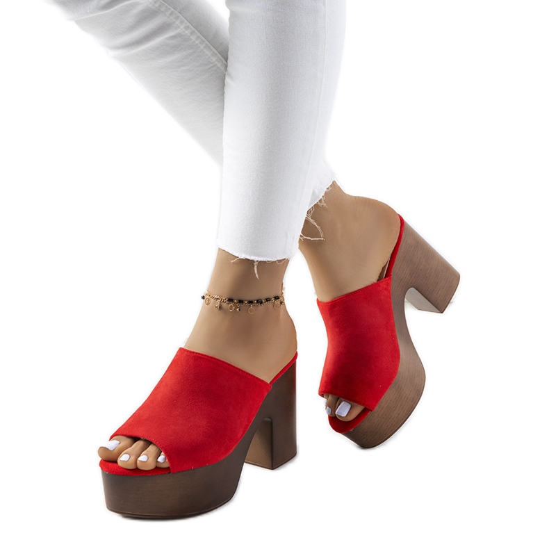 Chinelos vermelhos na plataforma Klaren