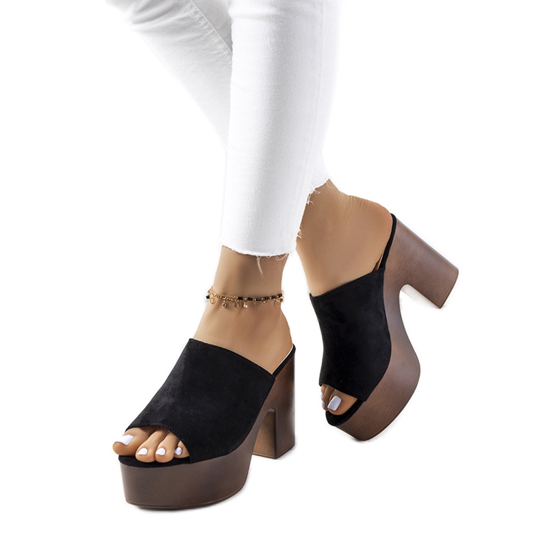 Chinelos pretos na plataforma Klaren