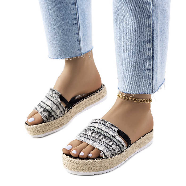 Chinelos pretos na plataforma Ana