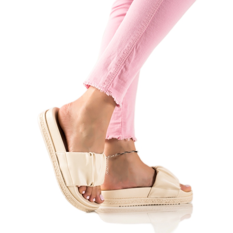 SHELOVET Chinelos bege na plataforma