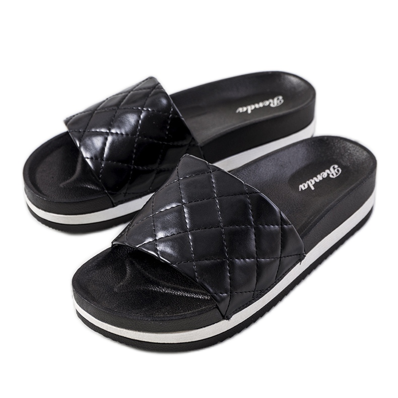 Chinelos Hassell acolchoados pretos