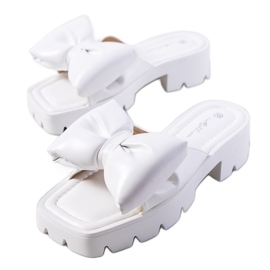 Chinelos brancos na sola do trator da Platt