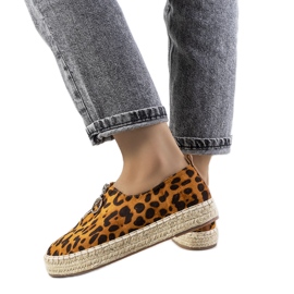 As alpargatas marrons da Verneli castanho