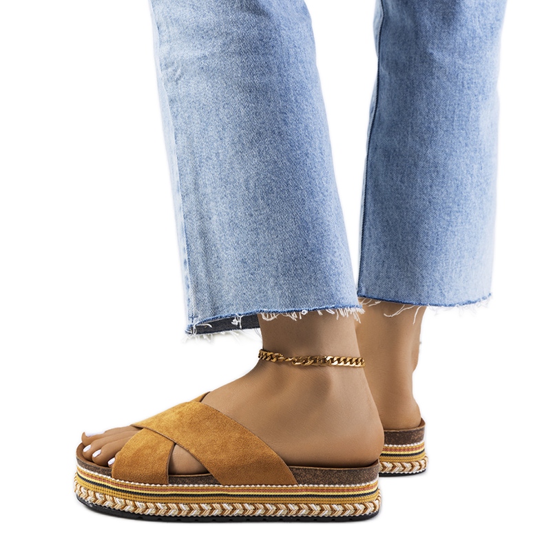 Chinelos marrons na plataforma Muncho castanho