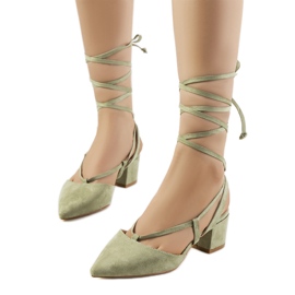 Sapatos verdes com atacadores no poste Victoris
