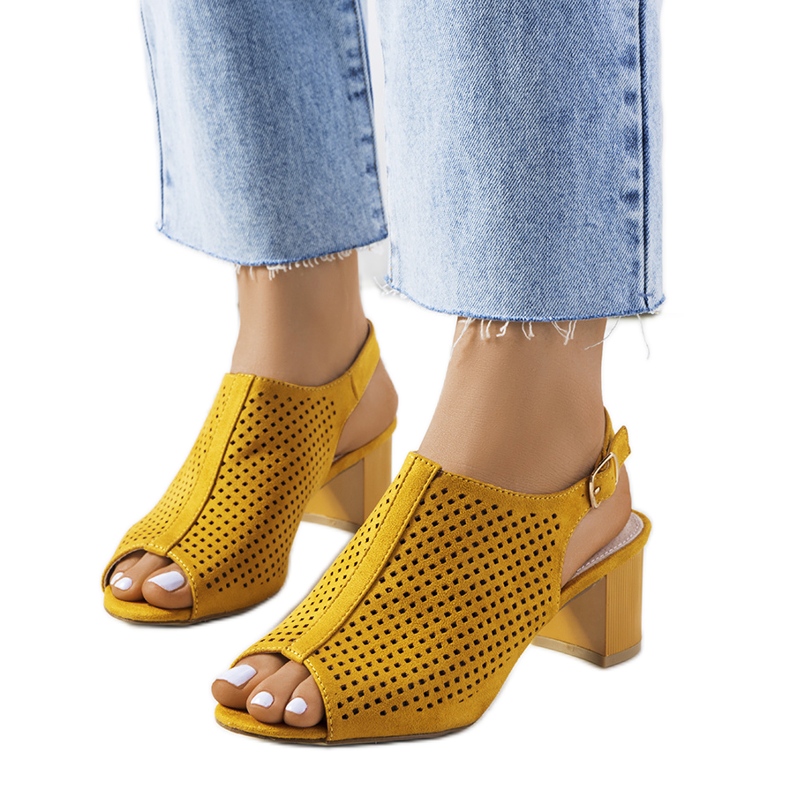 Sandálias amarelas a céu aberto em um poste Belinda amarelo