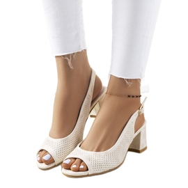 Sandálias douradas a céu aberto em um poste Malone dourado