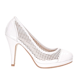 Sapatos brancos no salto Friar