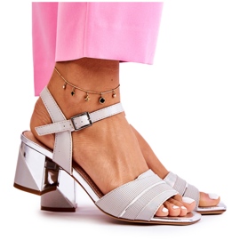 Sergio Leone Sandálias de prata corane em uma barra