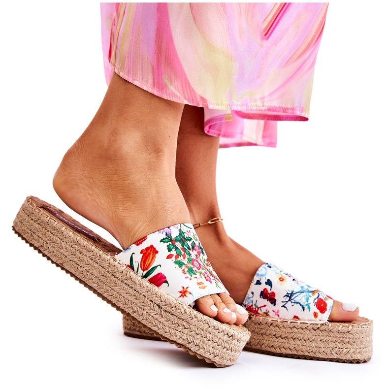 FS3 Chinelos na plataforma com flores brancas Malia branco