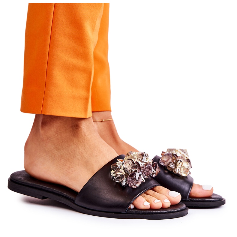 Chinelos femininos de couro com ornamento Nicole 2726 preto