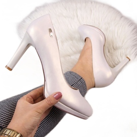 Bombas na plataforma bege pérola Sergio Leone Bombas na plataforma bege pérola Sergio Leone