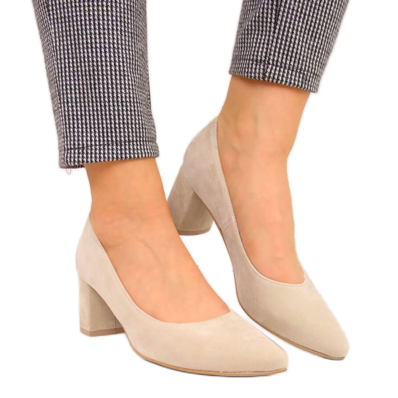 Bombas no pilar em camurça Juma bege