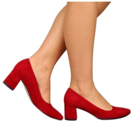 Bombas em um pilar de camurça vermelha W Juma vermelho