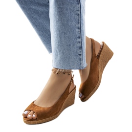 Alpargatas marrons nos saltos de cunha Alpat marrom