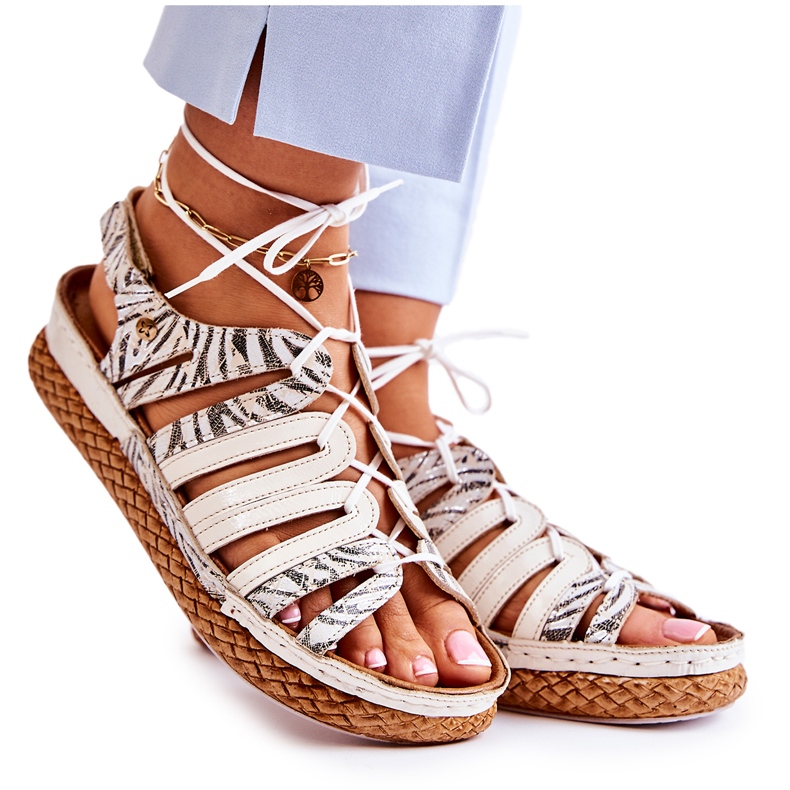 Sandálias femininas de couro da moda Maciejka 05552-04 bege-preto