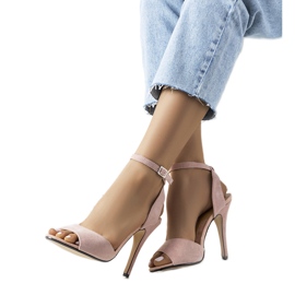 Sapatos abertos rosa em um salto Luigina