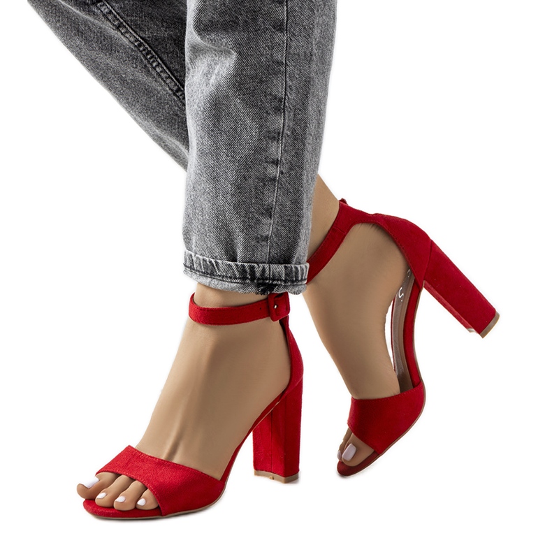 Sandálias vermelhas no poste Doyle vermelho