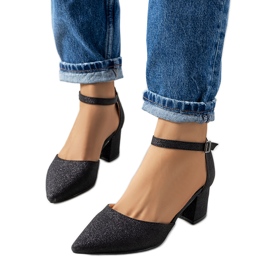 Bombas pretas brilhantes no poste Mawahi preto