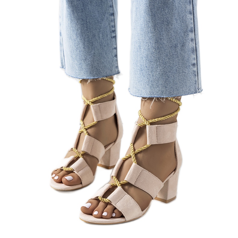 Sandálias bege no poste Saliba