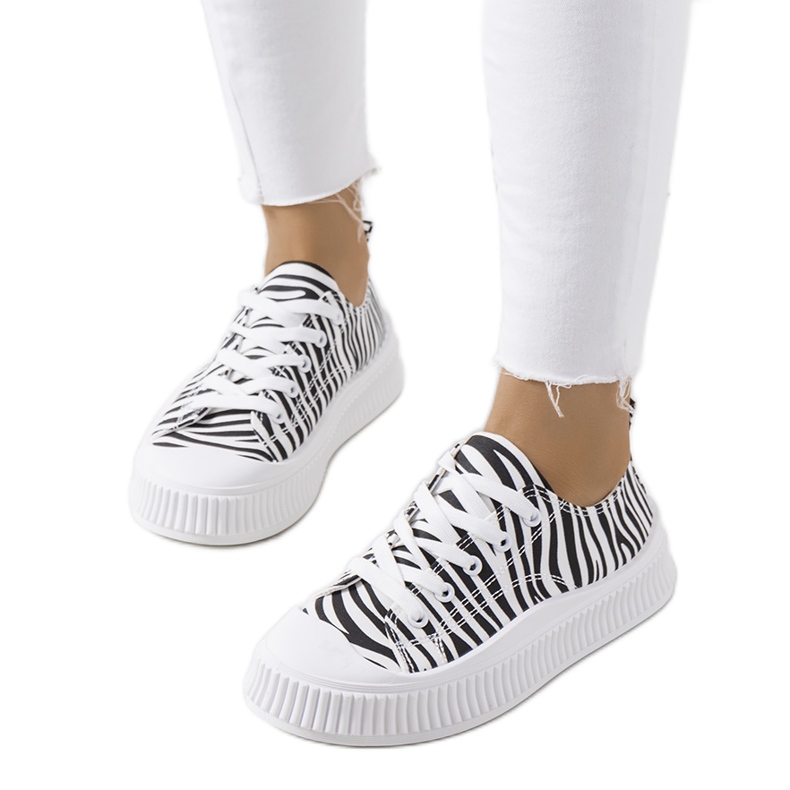 Tênis preto e branco na plataforma Chovka