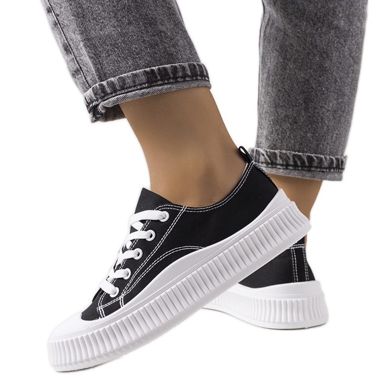 Tênis preto na plataforma Chovka