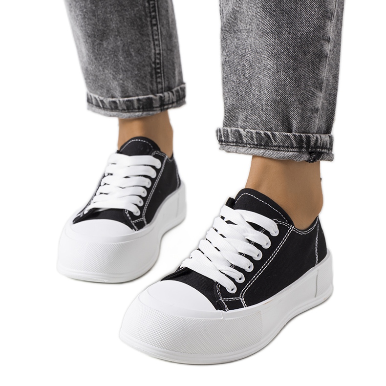 Tênis preto na plataforma Louisal