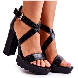 Sandálias da moda em uma barra com um cinto preto de cobra Rammis Sandálias da moda em uma barra com um cinto preto de cobra Rammis