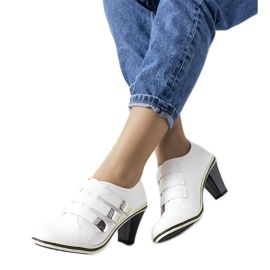 Sapatos brancos no poste Payla Sapatos brancos no poste Payla