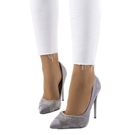 Os saltos altos cinza de Steven