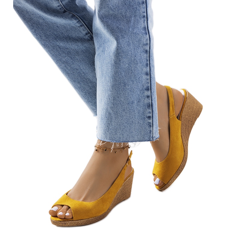 Alpargatas amarelas nas cunhas Alpat amarelo