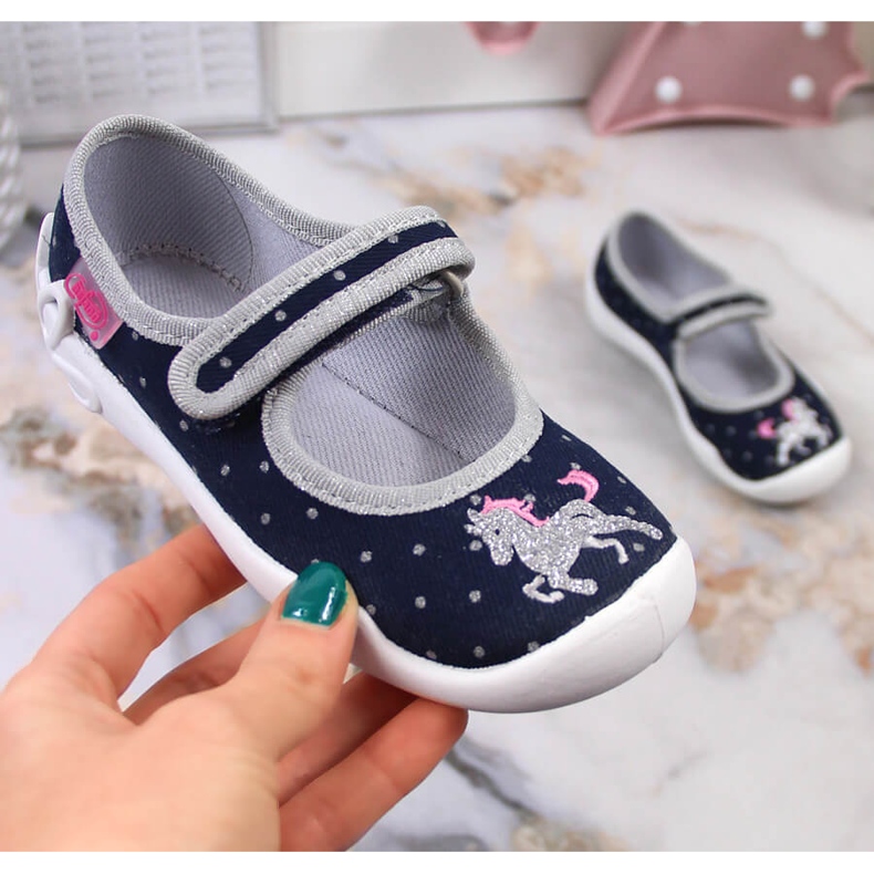 Pantufas Befado de menina pretas de velcro com um unicórnio preto Pantufas Befado de menina pretas de velcro com um unicórnio preto