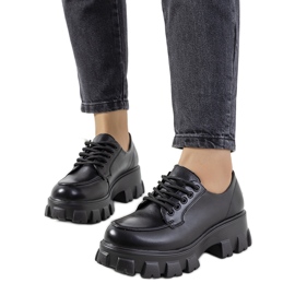 Sapatos pretos em uma sola de caçador Massey