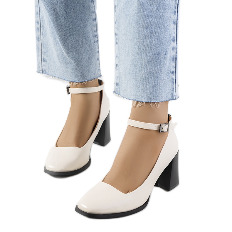 Bombas bege com alça Bombas bege com alça