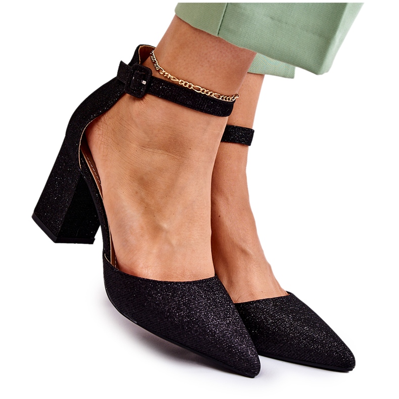 WS1 Bombas Amira pretas brilhantes em uma barra preto