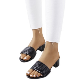 Chinelos de tecido preto no poste Verdun