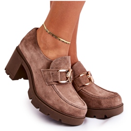 PL5 Sapatos elegantes Harmell bege escuro em um pilar com um ornamento dourado marrom