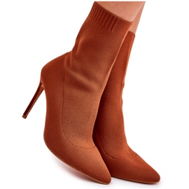 Botas altas femininas com uma meia em um salto alto Camel Luisell marrom