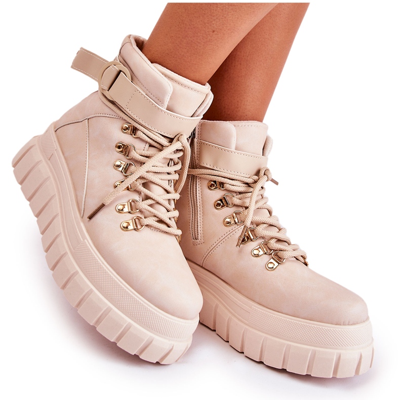 FB3 Botas femininas da moda em uma plataforma com uma faixa bege claro La Blanca