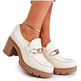 Sapatos de couro em um pilar com decoração dourada bege claro Mikeyla Sapatos de couro em um pilar com decoração dourada bege claro Mikeyla