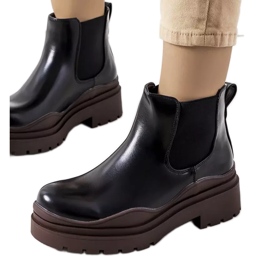 Botins pretos numa plataforma Gaffney castanha