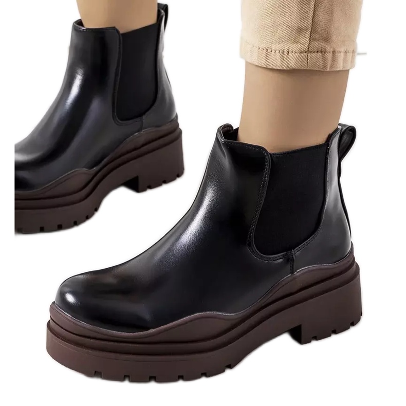 Botins pretos numa plataforma Gaffney castanha