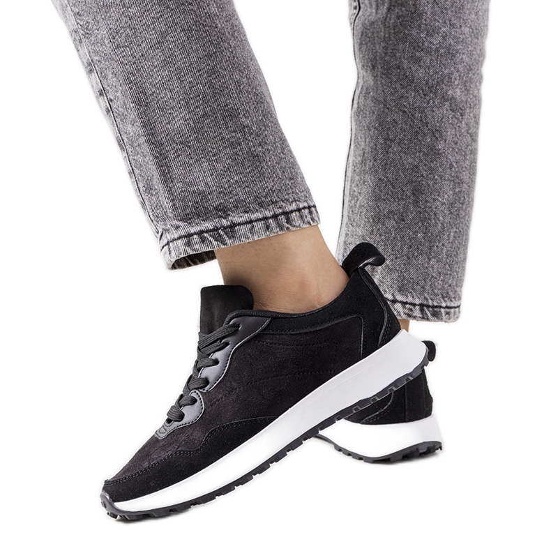 Tênis Buoro de mulher negra preto