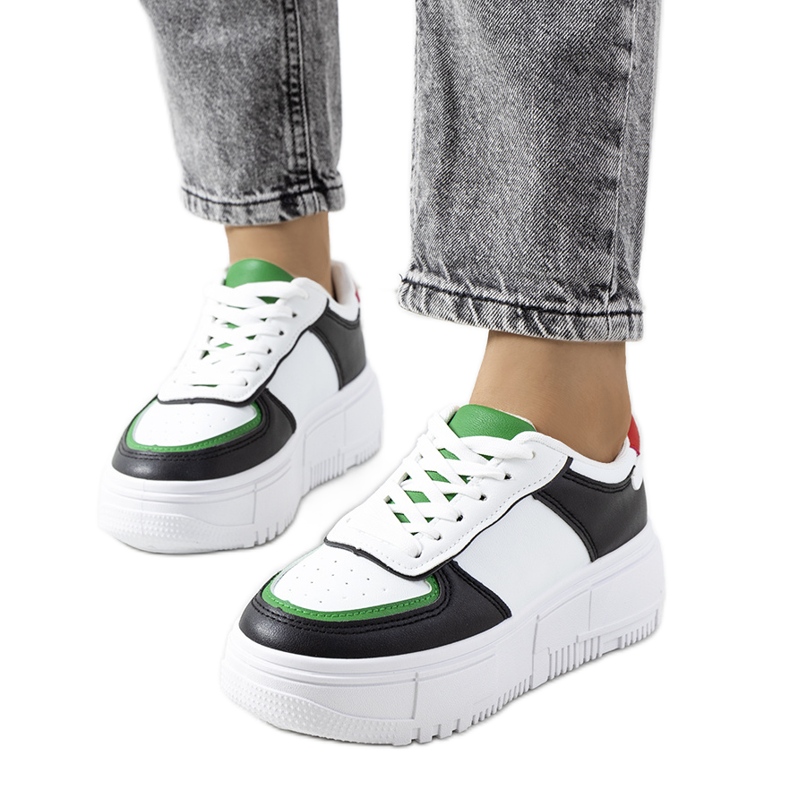 Tênis Mandib de mulher negra branco