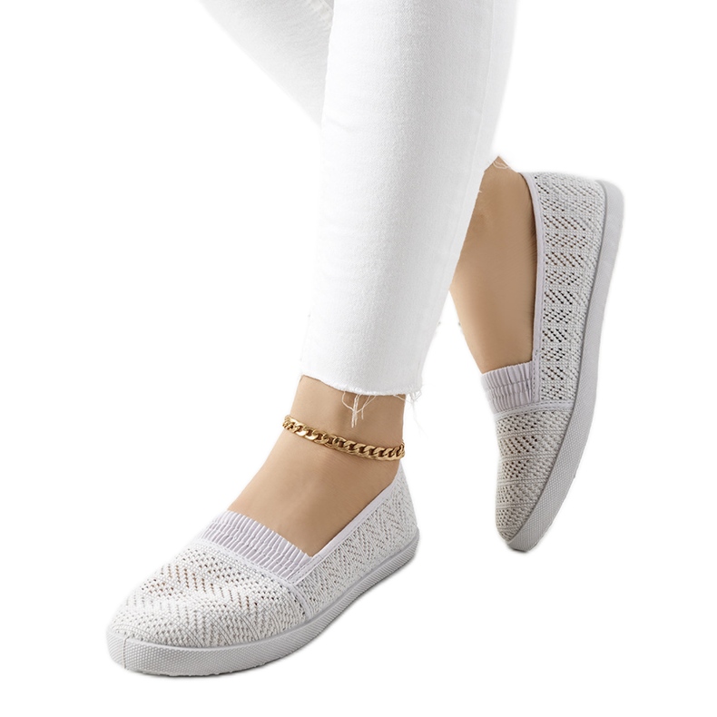 BM Os tênis cinza vazados da Maria