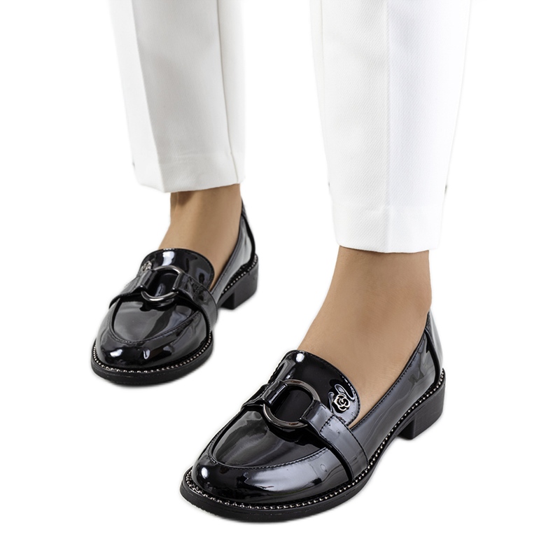 Sapato preto lacado da Aveni